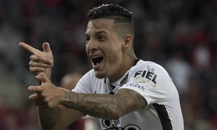 Santos negocia com o lateral Guilherme Arana, ex-Corinthians