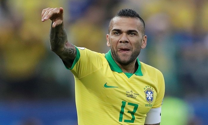 Com Saravia de saída, Internacional pode ir atrás de Daniel Alves