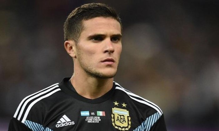 Santos tenta vencer concorrência e fechar com argentino Fabricio Bustos