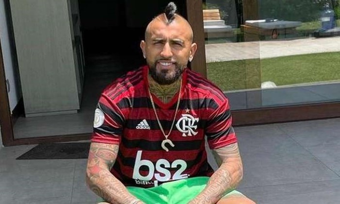 De saída da Inter de Milão, Vidal posta foto com a camisa do Flamengo
