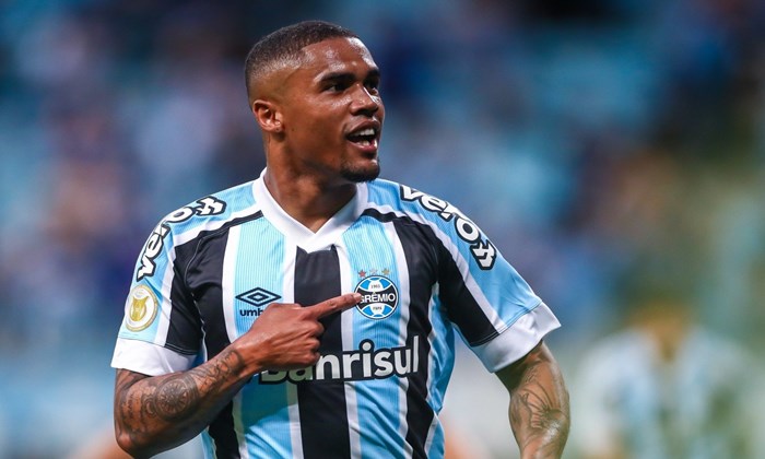 Corinthians e Flamengo entram na disputa pelo atacante Douglas Costa