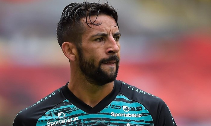 Em baixa no Fla, Isla é sondado por Athletico, Bota, Corinthians e Santos