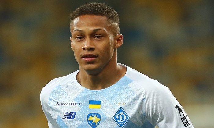 Palmeiras disputa com Athletico a contratação de Vitinho, do Dinamo