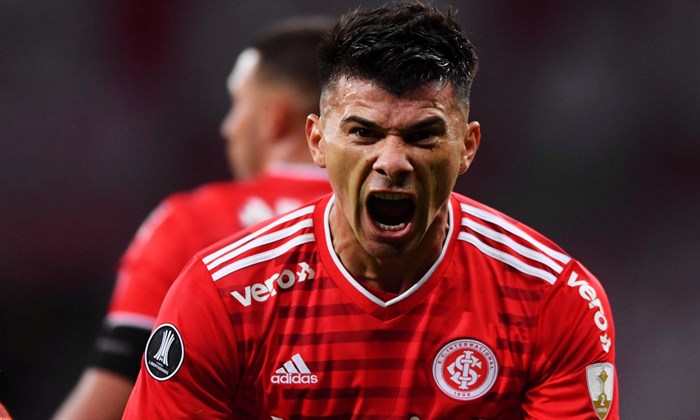 Botafogo faz proposta pelo zagueiro argentino Victor Cuesta, do Inter