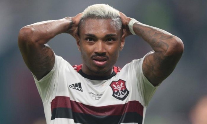 Botafogo planeja alta proposta pelo atacante Vitinho, do Flamengo