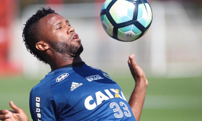 Ex-Flamengo, zagueiro Rafael Vaz tem acordo para reforçar o Avaí