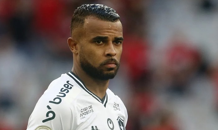 Athletico acerta contratação do meia Alex Santana, ex-Inter e Botafogo