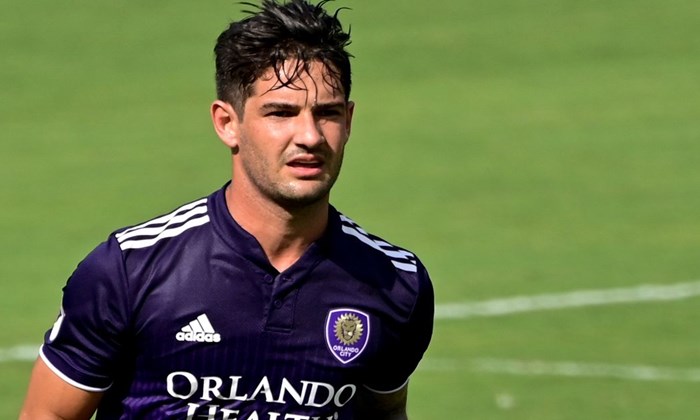 777 Partners cogita trazer o atacante Alexandre Pato para o Vasco