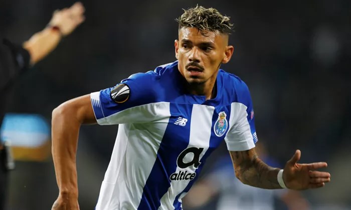 Botafogo encaminha a contratação de Tiquinho Soares, ex-Porto