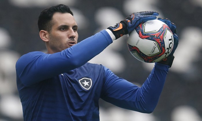 Após Diego Alves, Internacional faz contatos por Gatito Fernández