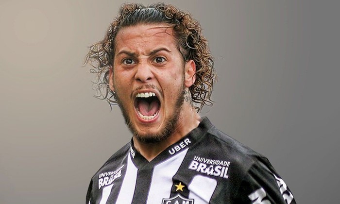 Vasco negocia a contratação do lateral-direito Guga, do Atlético-MG