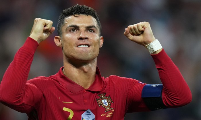 Livre no mercado, Cristiano Ronaldo pode acertar com o Barcelona