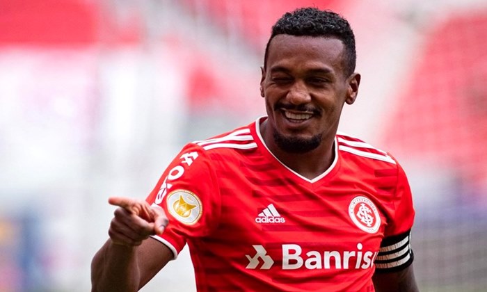 Santos inicia negociações com o meia-atacante Edenílson, do Inter
