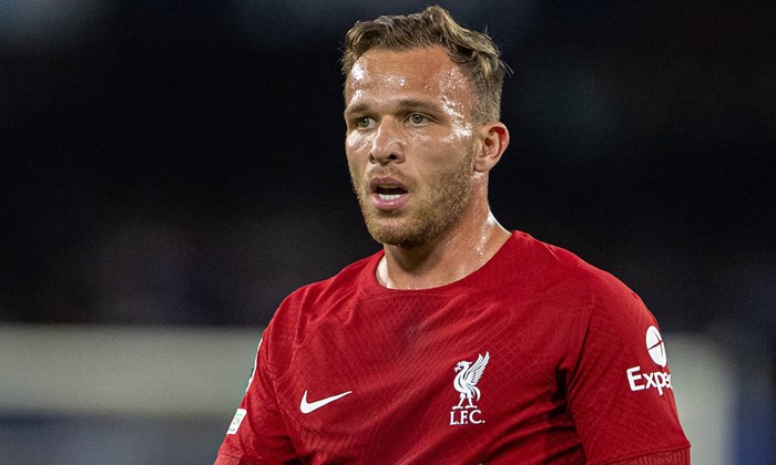 Sem espaço no Liverpool, Arthur vem sendo monitorado pelo Palmeiras