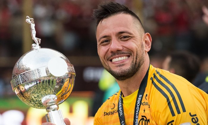 Livre no mercado após deixar o Fla, Diego Alves é analisado pelo Vasco
