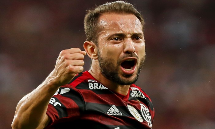 Em fim de contrato, Everton Ribeiro é alvo de Corinthians e Vasco