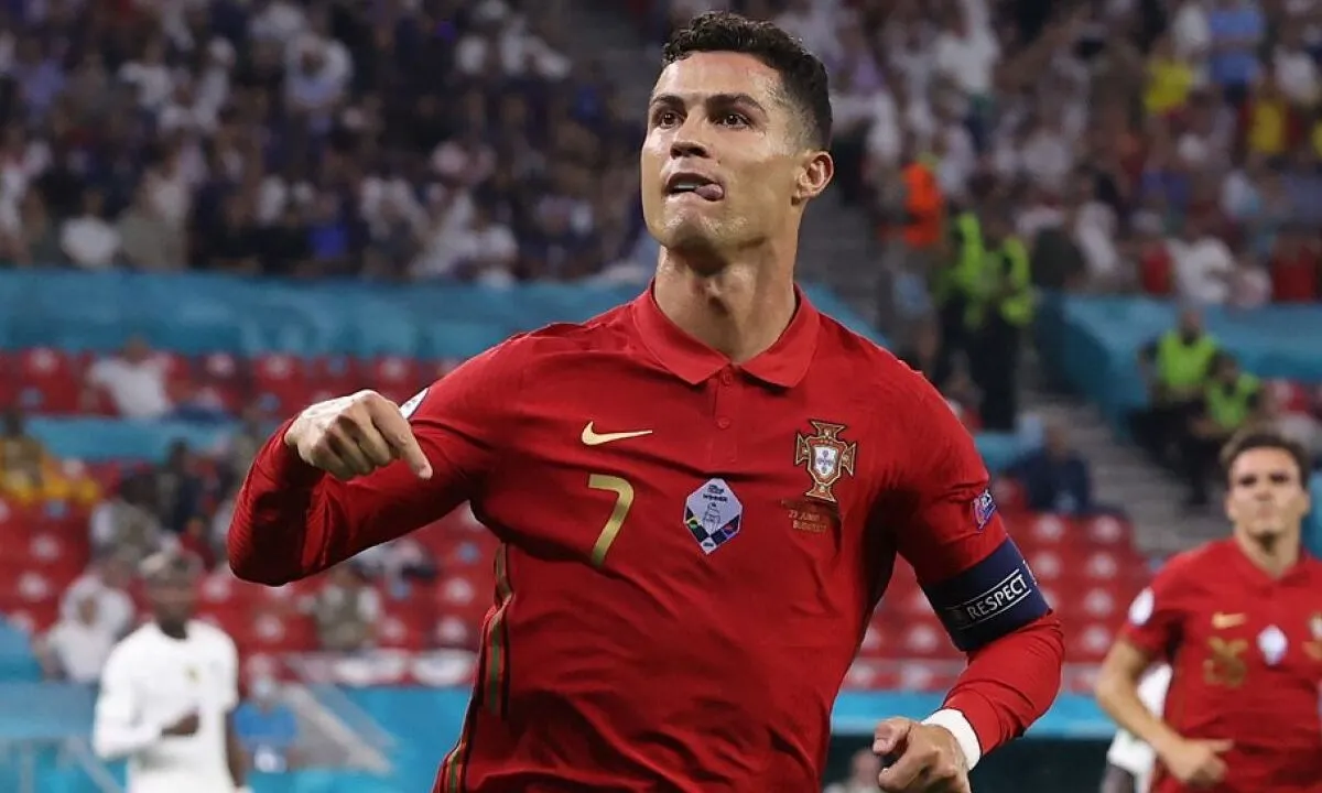 De saída do futebol árabe, Cristiano Ronaldo negocia com novo clube
