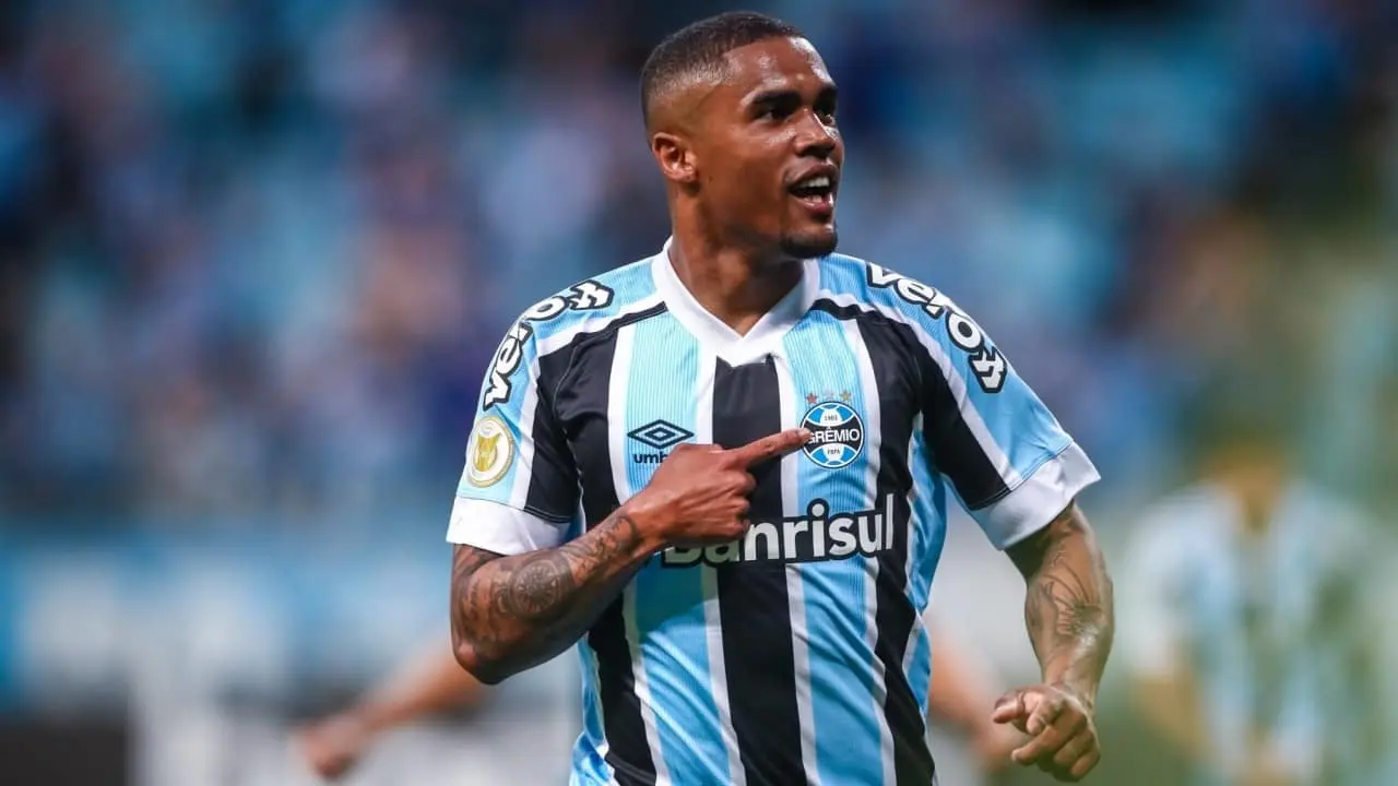 Douglas Costa abre portas para retorno ao Grêmio com salários menores