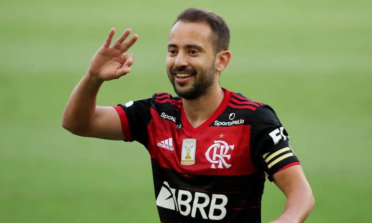 Na reserva no Fla, Éverton Ribeiro é pedido pela torcida de rival da Serie A