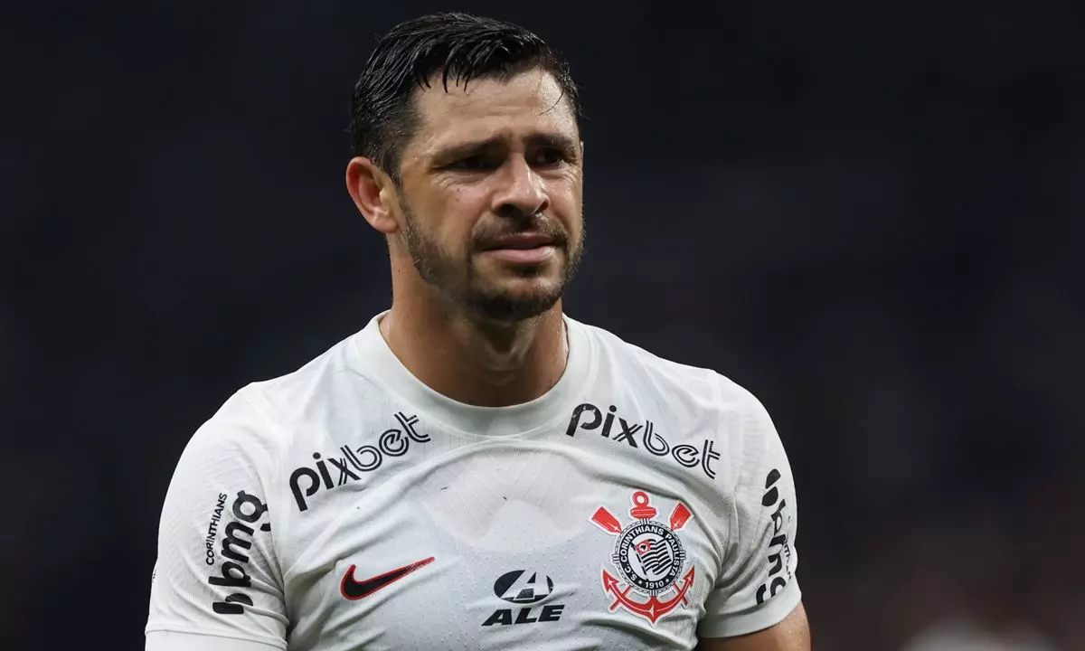 Corinthians planeja reformulação e pode liberar Giuliano para reforçar rival