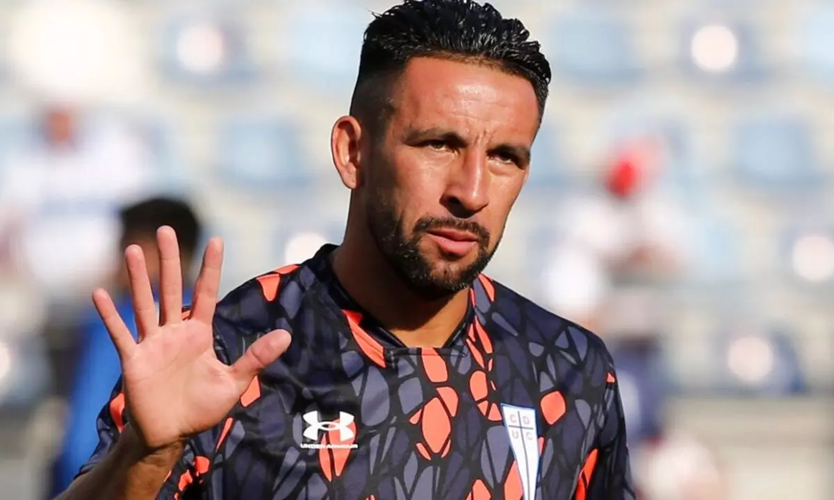 Santos negocia com o lateral chileno Mauricio Isla, ex-Flamengo