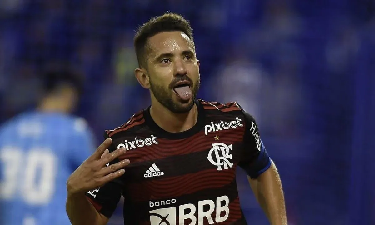 Everton Ribeiro informa ao Fla que conversa com quatro clubes brasileiros
