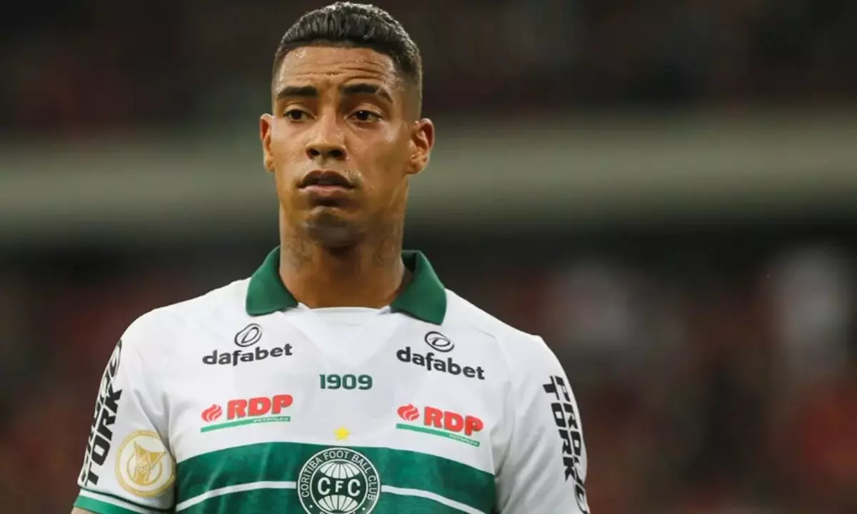 Destaque do Coritiba, Alef Manga é alvo de clubes rivais do Brasileirão