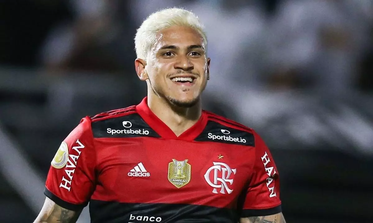De olho em confusão no Fla, Palmeiras volta a negociar com Pedro