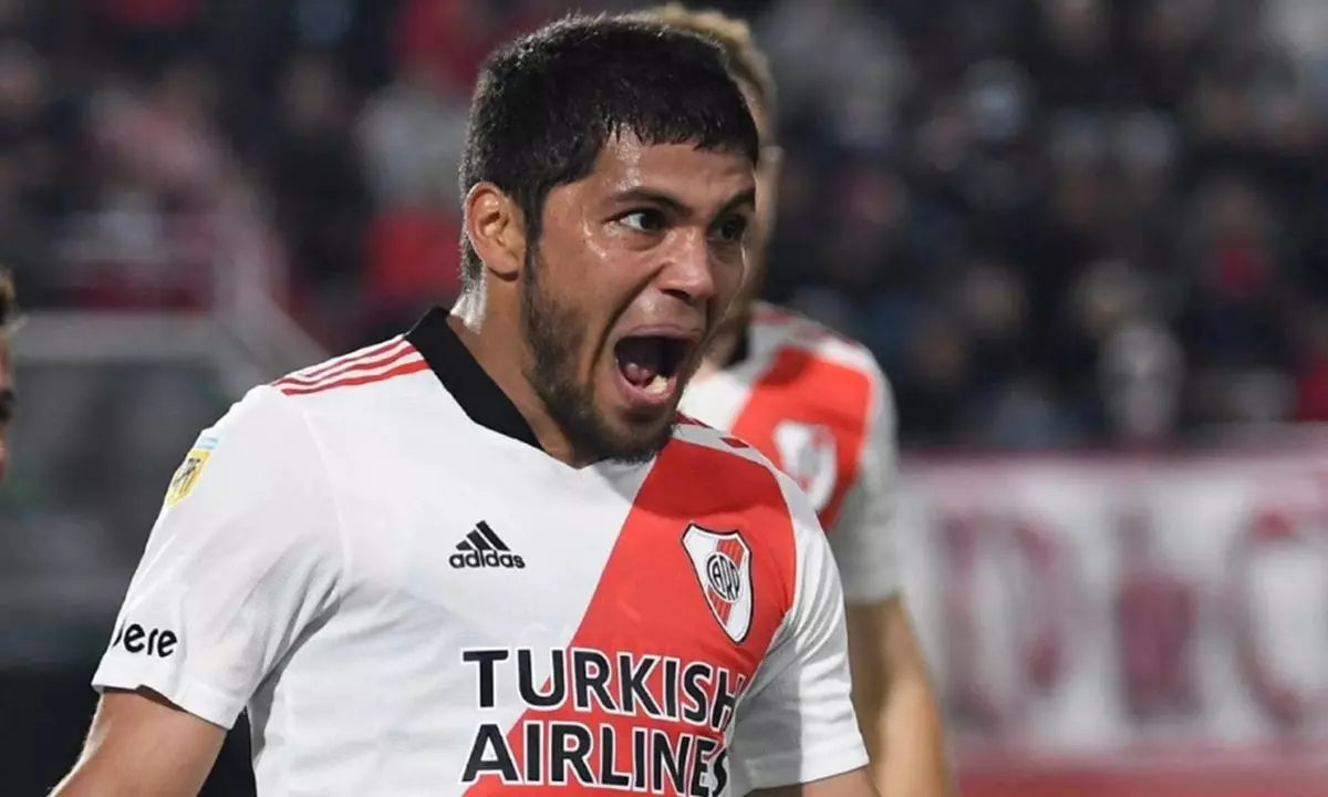 Vasco encaminha acordo com zagueiro Robert Rojas, do River Plate