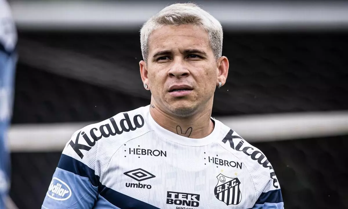 Afastado por indisciplina, Yeferson Soteldo é oferecido a rival do Santos