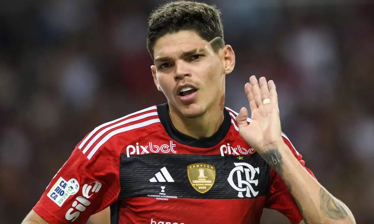 Ayrton Lucas toma decisão após proposta milionária para deixar o Fla