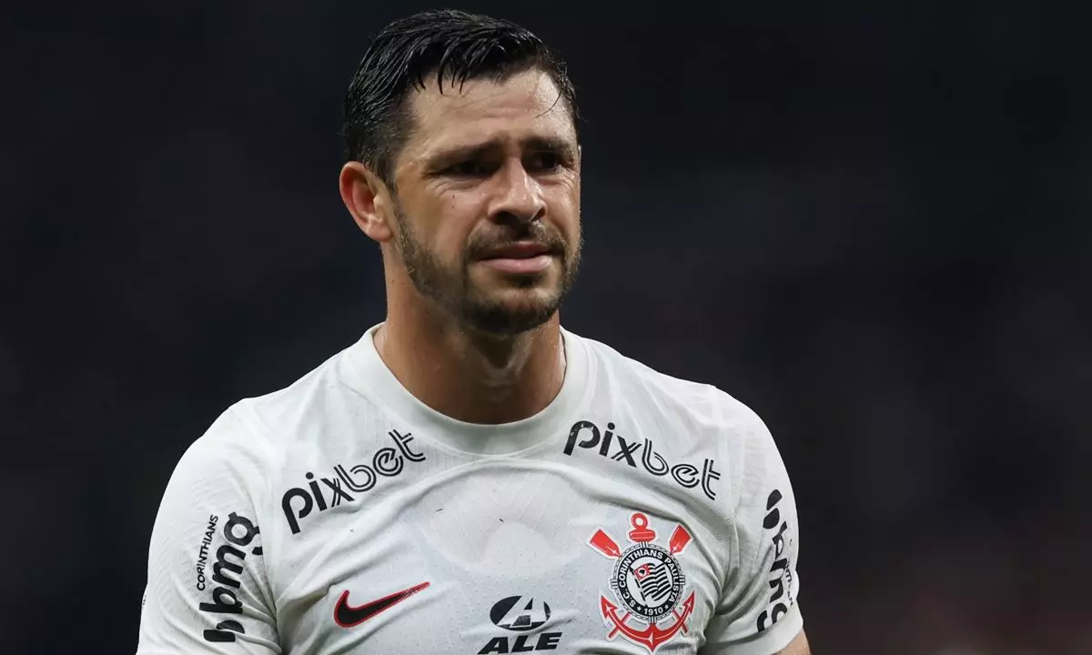 Em fim de contrato, Giuliano teria pré-acordo com rival do Corinthians