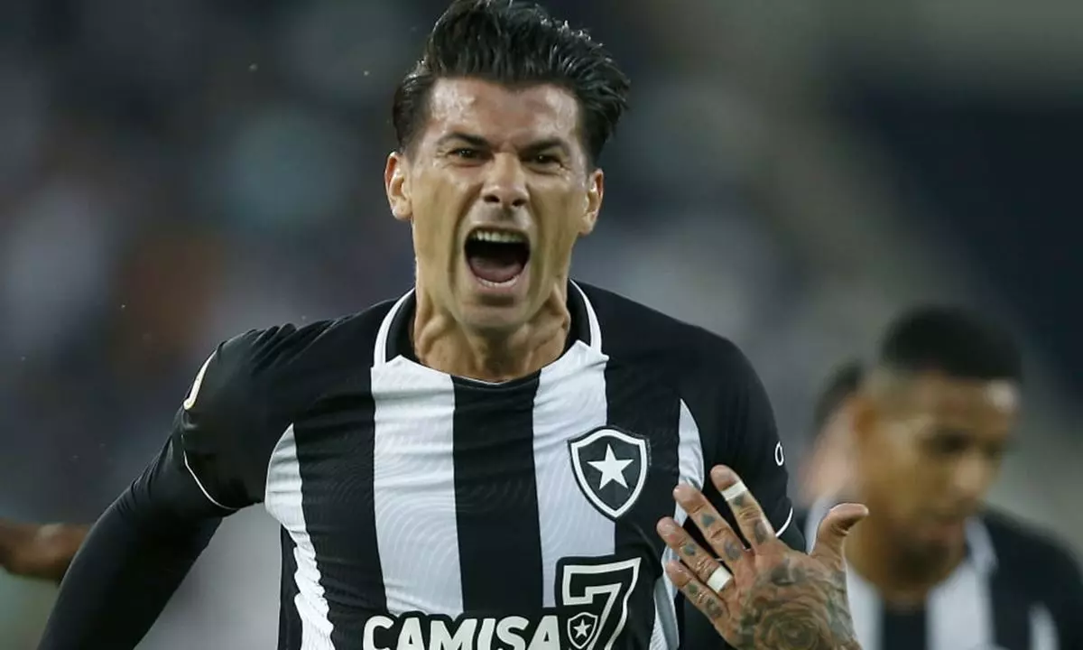 Victor Cuesta pode deixar o Botafogo em uma negociação inesperada