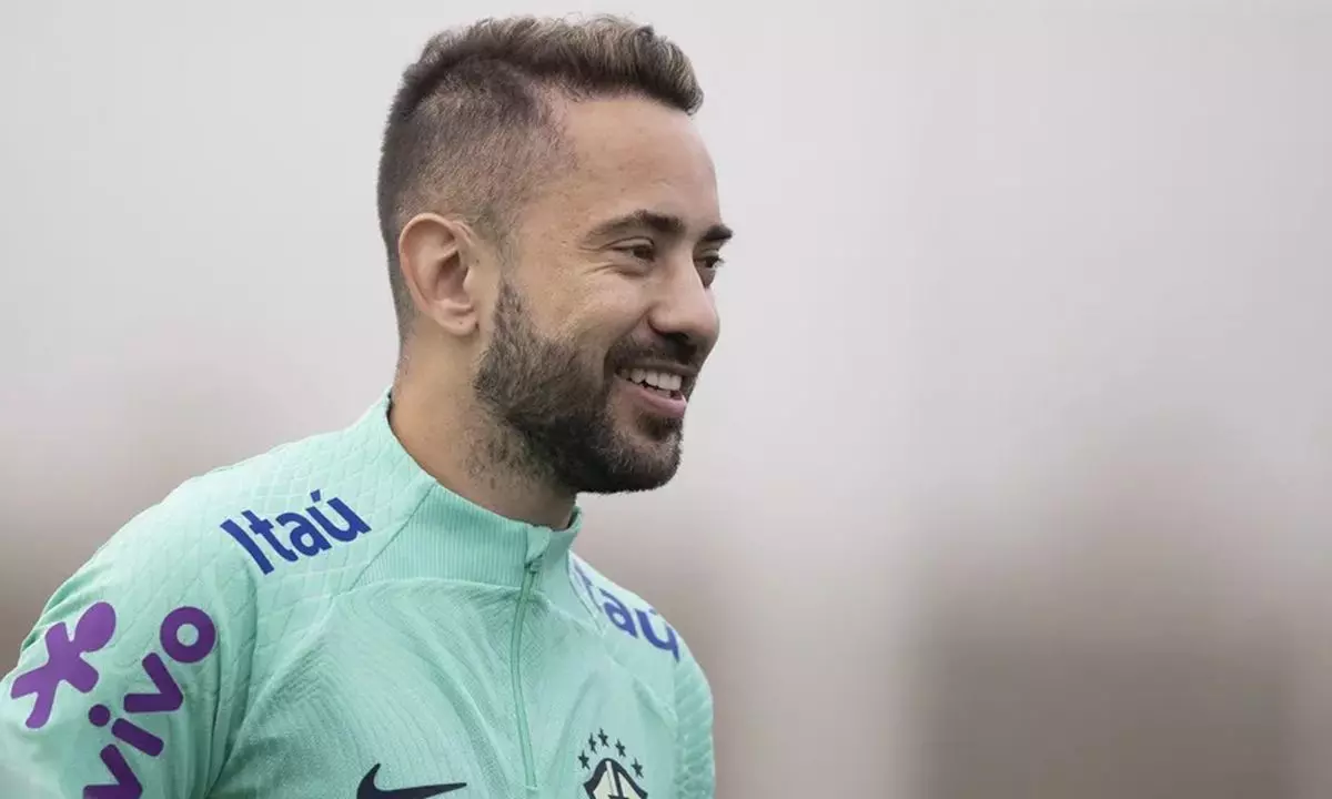 Destino do meia Everton Ribeiro estaria entre Cruzeiro e Internacional