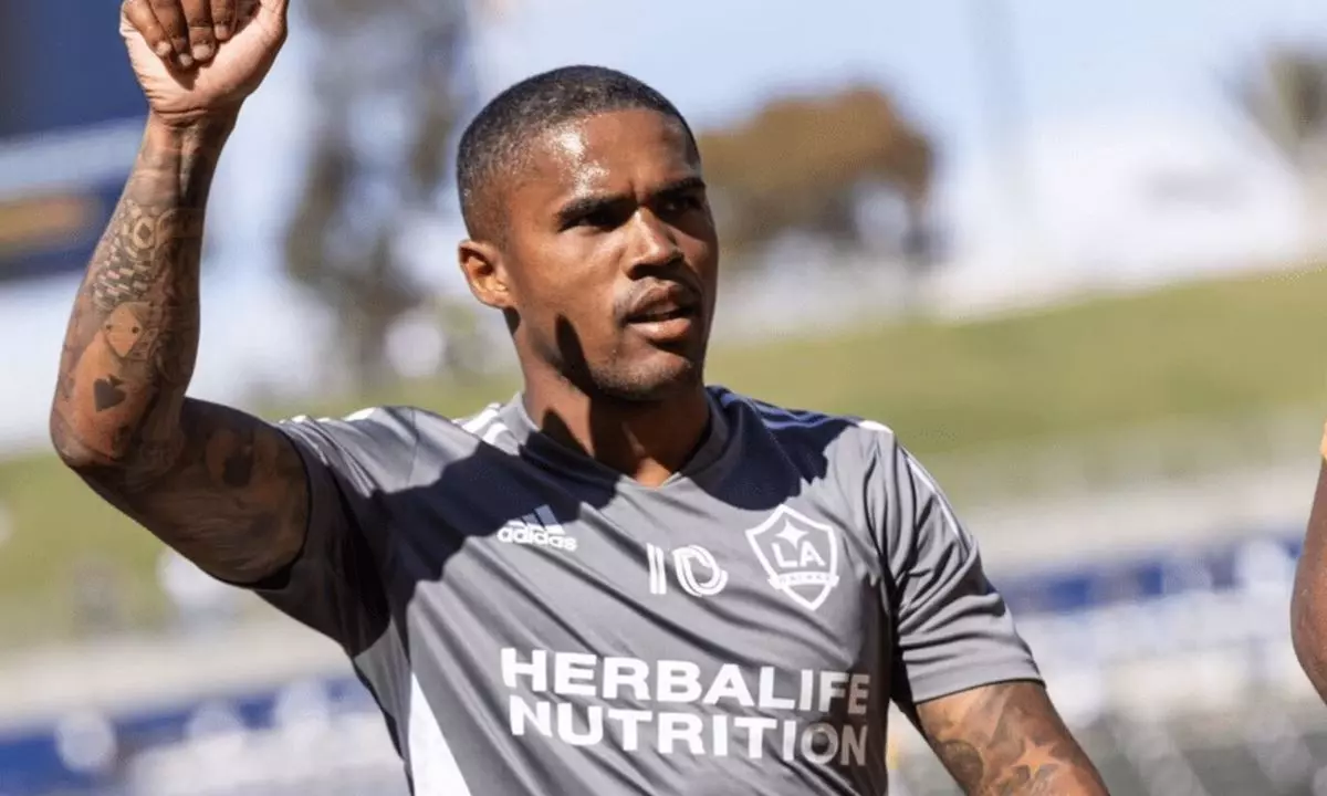 Douglas Costa analisa retorno ao Brasil e tem três possíveis destinos