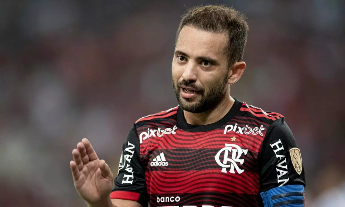 Éverton Ribeiro pede salários de R$1 milhão para fechar com novo clube