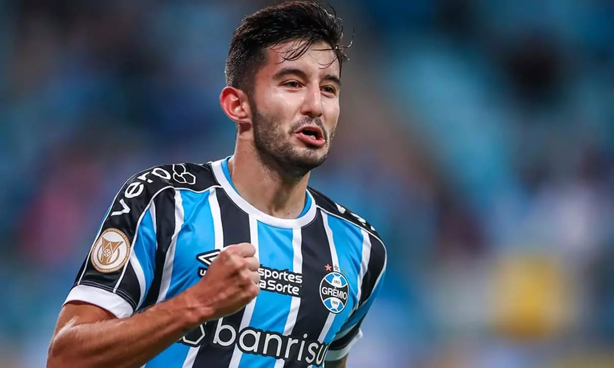 Palmeiras oferecerá jogadores ao Grêmio em negociação por Villasanti