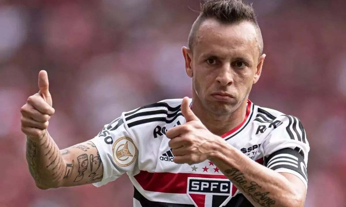 Em alta, Rafinha está de saída do São Paulo e destino pode surpreender