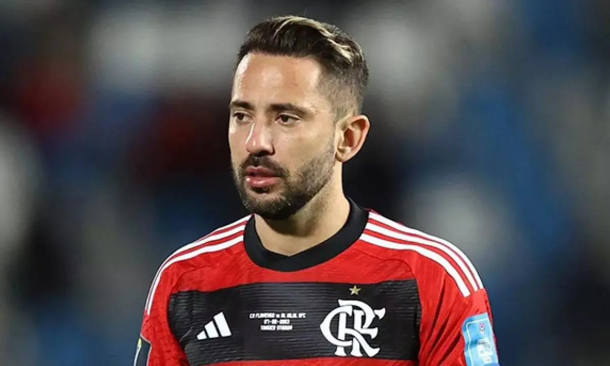 Alvo de três clubes brasileiros, Éverton Ribeiro aguarda definição do Fla