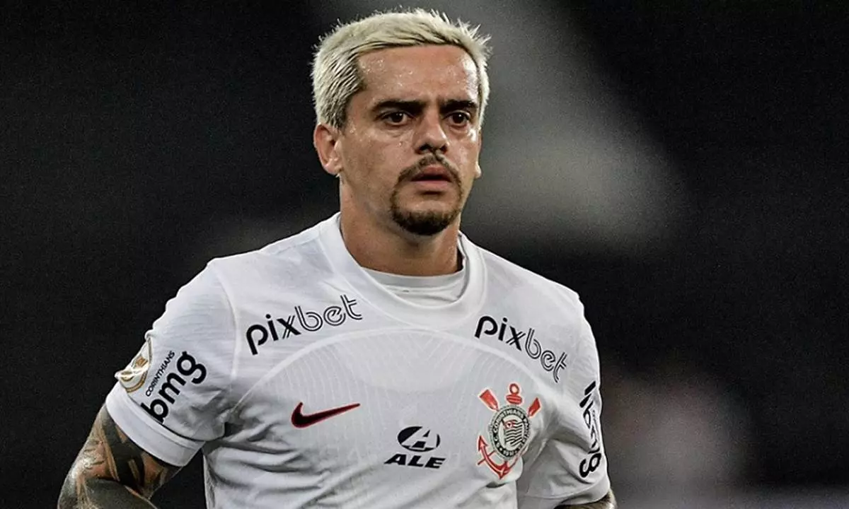 Corinthians informa a interessados que avalia negociar Fagner