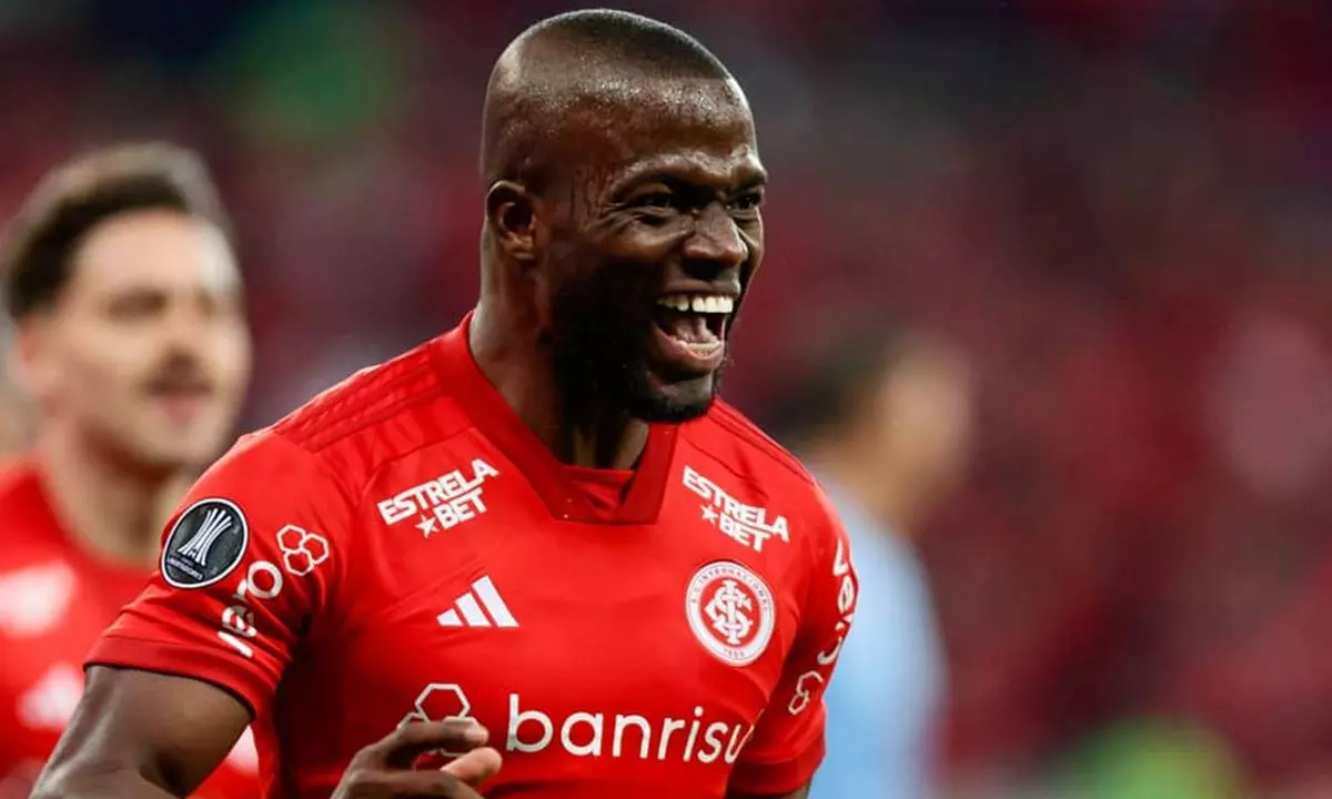Botafogo planeja proposta pelo atacante Enner Valencia, do Inter