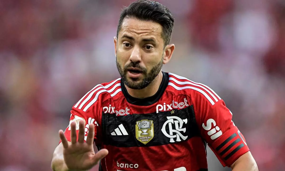Rival do Flamengo avança pela contratação do meia Éverton Ribeiro