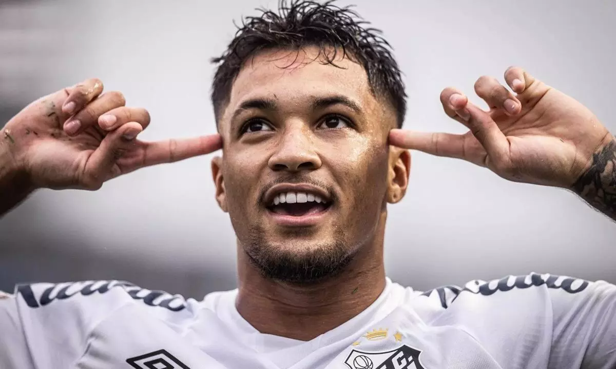 Em alta no mercado, Marcos Leonardo pode trocar o Santos pelo Flamengo