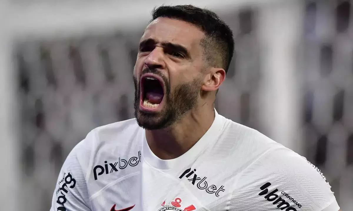 Mano Menezes trava renovação e Renato Augusto vira alvo do Grêmio
