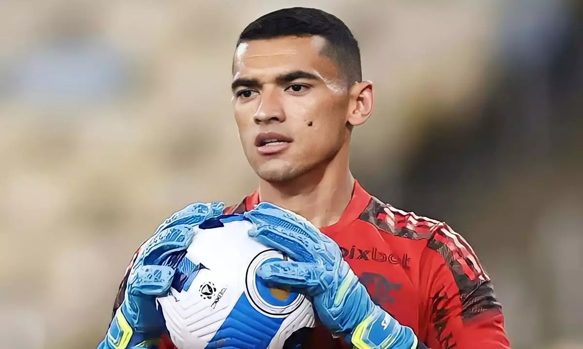 Flamengo libera e o goleiro Santos é alvo de Athletico, Bahia e Grêmio