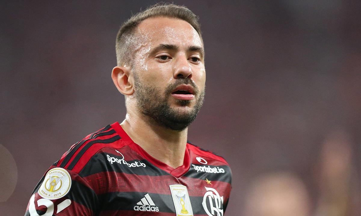 Éverton Ribeiro segue sem acordo com Fla, Cruzeiro e São Paulo monitoram
