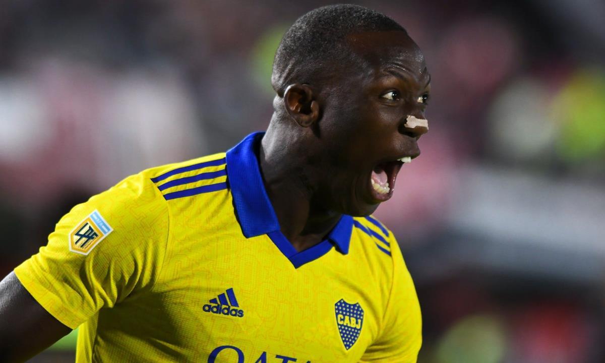 Destaque do Boca, Luis Advíncula é oferecido para reforçar o Corinthians