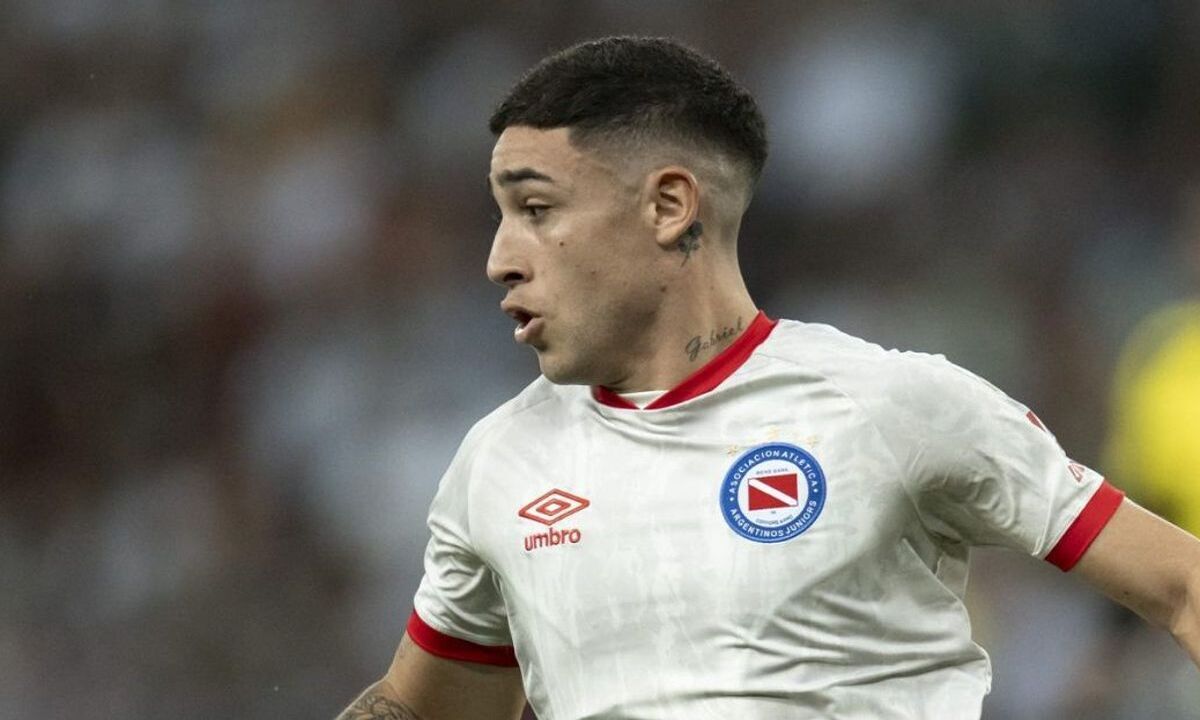 Gigante brasileiro tem interesse em Santiago Montiel, do Argentino Juniors