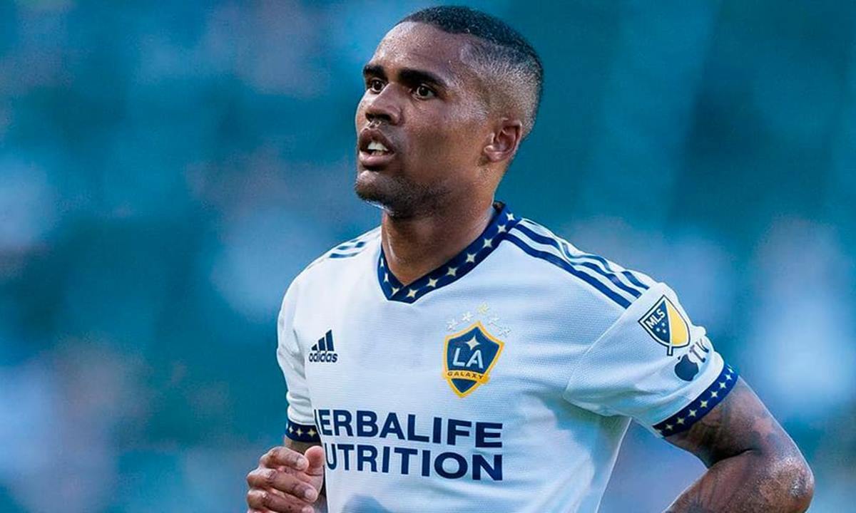 Douglas Costa se anima e aceitaria contrato de produtividade no Cruzeiro
