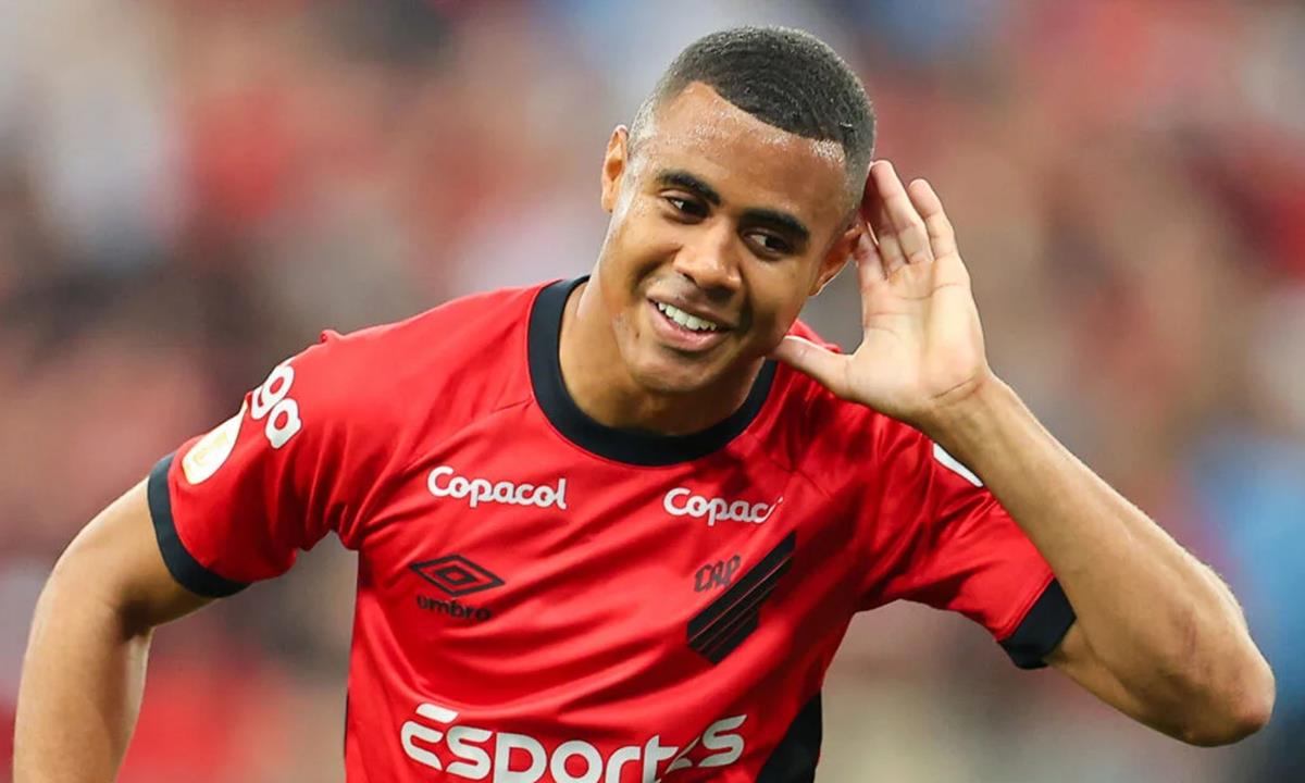 Com boa proposta, volante Erick deve trocar o Athletico por clube rival